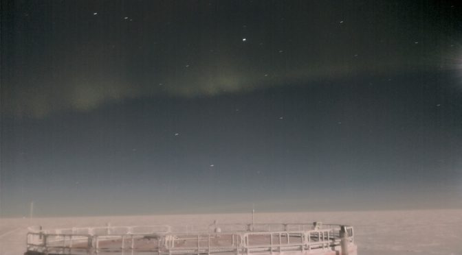 A very short and fleble aurora paint the Concordia sky at dinner time - 20/07/2016 20:15:30 AWST